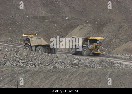 Deux énormes camions à benne passer par eux à Highland Valley Copper Mine Banque D'Images