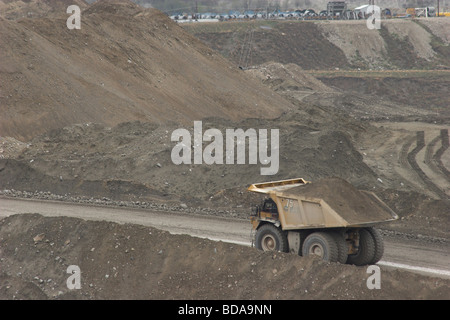 Dump Truck énorme distances loin rock et la saleté au Highland Valley Copper Mine Banque D'Images