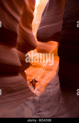 Randonnée à travers l'homme l'incroyable Lower Antelope Canyon, le nord de l'Arizona, USA Banque D'Images