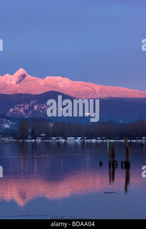 Coucher de soleil sur le pont Golden Ears reflétée dans la rivière Pitt, Port Coquitlam, British Columbia, Canada Banque D'Images