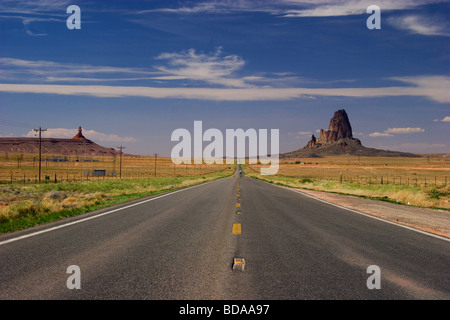 Desolate Road en direction de Monument Valley dans la Nation Navajo, nord-est de l'Arizona, USA Banque D'Images