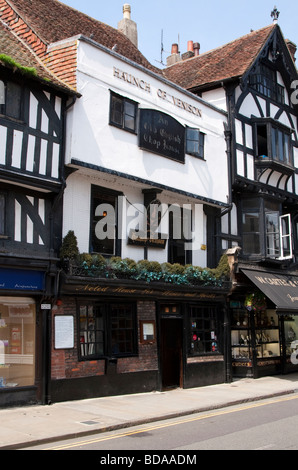 Cadre en bois noir et blanc bâtiment historique et la Gigue de chevreuil pub dans le centre-ville de Salisbury, Wiltshire Banque D'Images