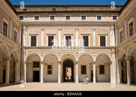 Cour intérieure du palais ducal de la ville médiévale Urbino Banque D'Images