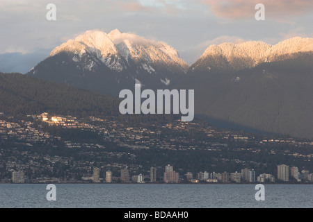 À l'ensemble de l'Inlet Burrard à Vancouver nord avec enneigés des montagnes du North Shore Banque D'Images