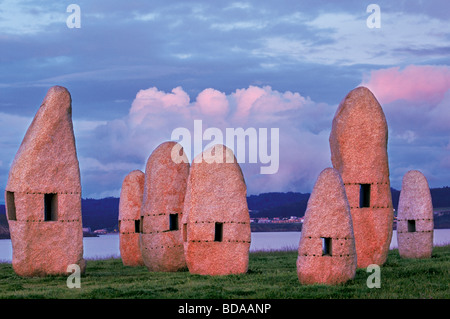 L'Espagne, la Galice : Mehirs Monument situé sur le Paseo dos Menhires dans parc de sculpture de La Coruna Banque D'Images