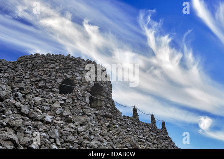 Dee Wright Observatoire avec lever du soleil Ciel nuages McKenzie Note de l'Oregon a été ajouté c'est une photo Illustration Banque D'Images