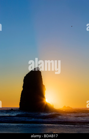 Coucher du soleil avec un peu de brouillard à Cannon Beach Oregon Banque D'Images