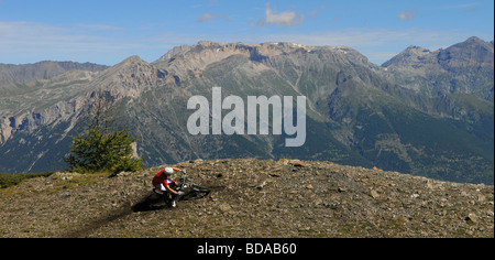 Mountain biker Rowan Sorrell rides le long d'une arête rocheuse en Sauze d'Oulx dans les Alpes italiennes Banque D'Images