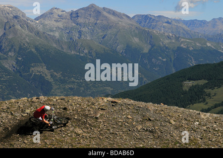 Mountain biker Rowan Sorrell rides le long d'une arête rocheuse en Sauze d'Oulx dans les Alpes italiennes Banque D'Images