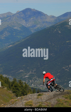 Mountain biker Rowan Sorrell rides le long d'une arête rocheuse en Sauze d'Oulx dans les Alpes italiennes Banque D'Images