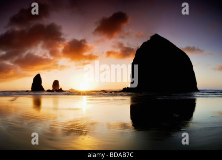 Coucher du soleil avec un peu de brouillard à Cannon Beach Oregon Banque D'Images