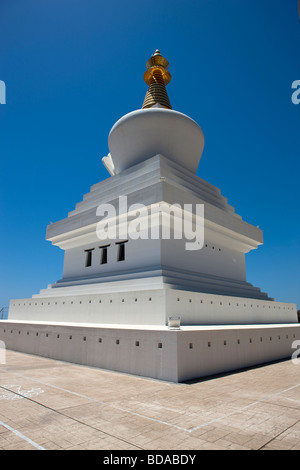 De superbes et nouvelles lumières Stupa Temple Bouddhiste. Benalmadena. Costa del Sol. L'Andalousie. L'Espagne. L'Europe Banque D'Images