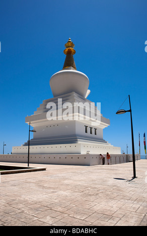 De superbes et nouvelles lumières Stupa Temple Bouddhiste. Benalmadena. Costa del Sol. L'Andalousie. L'Espagne. L'Europe Banque D'Images