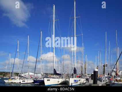 Île de Wight Tour de l'Île Yacht Race, après la course Cowes Yacht Club une masse de mâts Banque D'Images