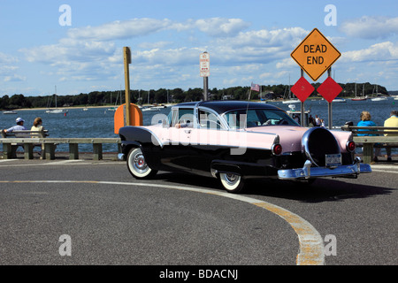 1955 Ford Fairlane croisière sur le quai, Sag Harbor, Long Island NY Banque D'Images