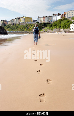 Des traces de pas dans le sable sur la plage de Tenby Wales UK Banque D'Images