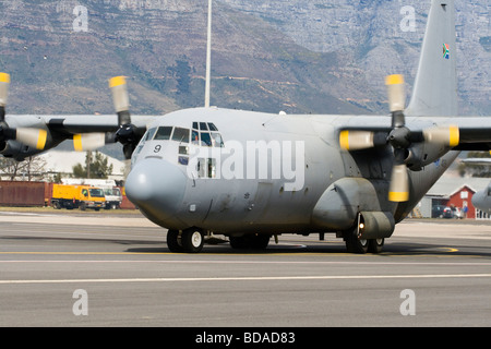 Une armée de l'air sud-africaine de transport lourd avion turbopropulseur Hercules dans le cadre d'un salon à Ysterplaat Air Force Base, Cap, S Banque D'Images