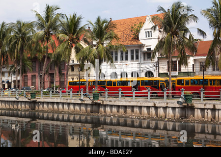 L'Indonésie Jakarta Java old Batavia Kota vieux bâtiments coloniaux néerlandais sur Sungai Ciliwung Kali Besar doublure vieux grand canal Banque D'Images