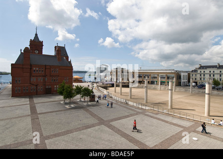 Cardiff Bay Pier Head Building Bassin ovale et Mermaid Quay vu depuis le Wales Millennium Centre Banque D'Images