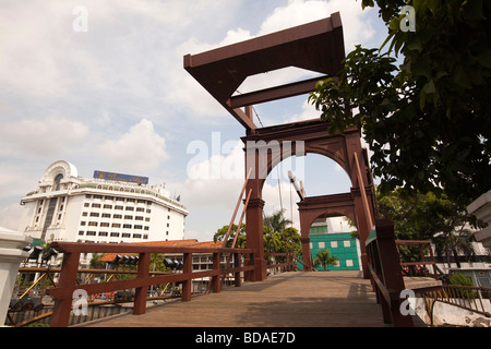 L'Indonésie Jakarta Java old Batavia Kota vieux marché poulet pont de levage Banque D'Images