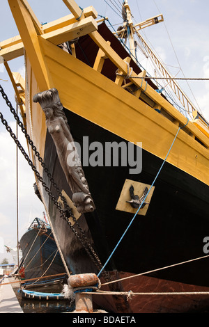 L'Indonésie Jakarta Java Sunda Kelapa Batavia vieille voile traditionnelle en bois cargo de proue Banque D'Images