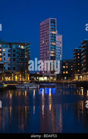 Clarence Dock de nuit au centre-ville de Leeds, West Yorkshire Angleterre UK Banque D'Images