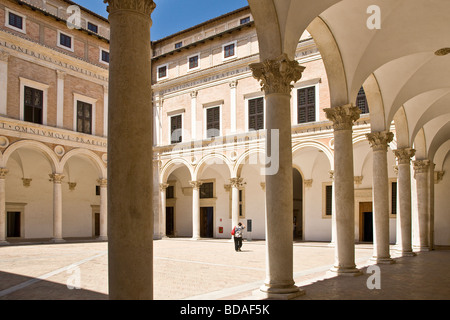 Cour intérieure du palais ducal de la ville médiévale Urbino Banque D'Images