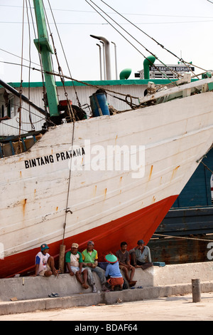 L'Indonésie Jakarta Java old Batavia travailleurs Sunda Kelapa reposant à l'ombre de proue Banque D'Images