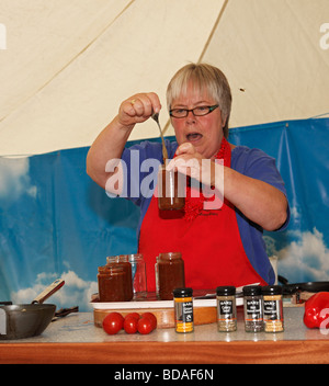 Une démonstration de décapage par Rosemary lune au Chili Fiesta, West Dean Gardens, West Sussex, Angleterre, Royaume-Uni. Banque D'Images