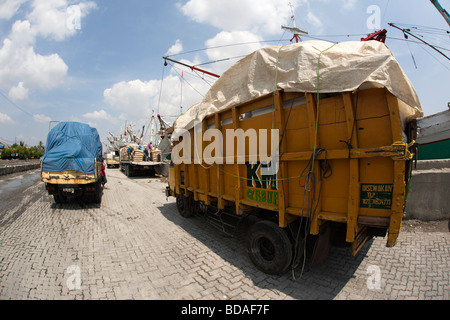 L'Indonésie Jakarta Java Sunda Kelapa Batavia vieux camions chargés de sacs de ciment en attente de déchargement Banque D'Images