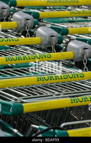 Chariots de supermarché Morrisons dans un parc. Banque D'Images