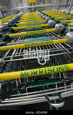 Chariots de supermarché Morrisons dans un parc. Banque D'Images