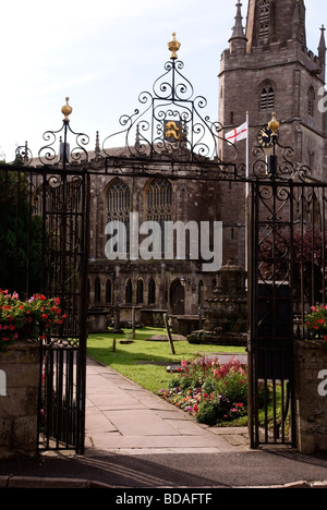 St Marys Church gates, avec l'emblème des dauphins Banque D'Images