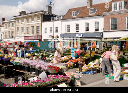 Le marché deux fois par semaine dans la région de Market Square, au milieu de Sudbury, Suffolk, Angleterre. Banque D'Images