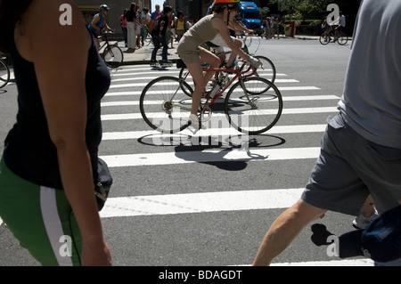 Les bicyclettes et les piétons dans la rue le samedi 8 août 2009 pour l'événement rues d'été à New York Banque D'Images