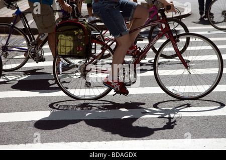 Les bicyclettes et les piétons dans la rue le samedi 8 août 2009 pour l'événement rues d'été à New York Banque D'Images