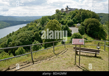 Schloss Waldeck surplombant le lac Edersee Hesse, Allemagne. Banque D'Images