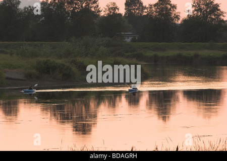 Deux kayakistes sur la rivière Alouette au coucher du soleil, Pitt Meadows, BC Banque D'Images