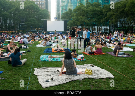 Des milliers de gens étendirent leurs couvertures et revendiquer leurs chaises dans Bryant Park à New York lundi soir film gratuit Banque D'Images