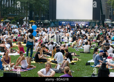 Des milliers de gens étendirent leurs couvertures et revendiquer leurs chaises dans Bryant Park à New York lundi soir film gratuit Banque D'Images