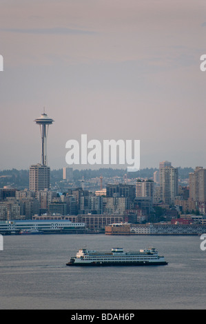 Un super ferry de Bainbridge Island sails passé la Space Needle à sa destination à Coleman Dock à Seattle, Washington. Banque D'Images