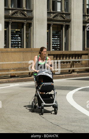 Les bicyclettes et les piétons dans la rue le samedi 8 août 2009 pour l'événement rues d'été à New York Banque D'Images