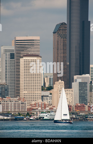 Un voilier, sur la baie Elliott, croisières passé Coleman Dock et le centre-ville de Seattle, Washington dans le Puget Sound. Banque D'Images