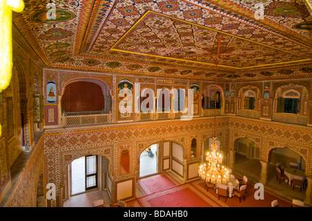 Samode Palace Hotel, Samode, près de Jaipur, salles de décoration,salons dépeignant des scènes de chasse, de corniches,Celings élaborée. Banque D'Images