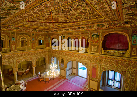 Samode Palace Hotel, Samode, près de Jaipur, salles de décoration,salons dépeignant des scènes de chasse, de corniches,Celings élaborée. Banque D'Images