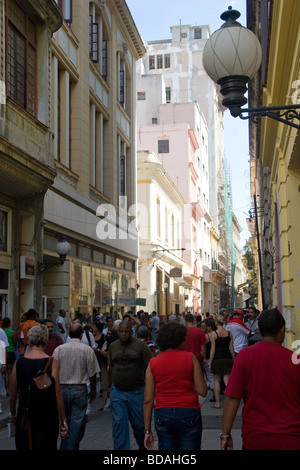 La foule marche dans rue piétonne principale, Obispo dans la Vieille Havane Banque D'Images