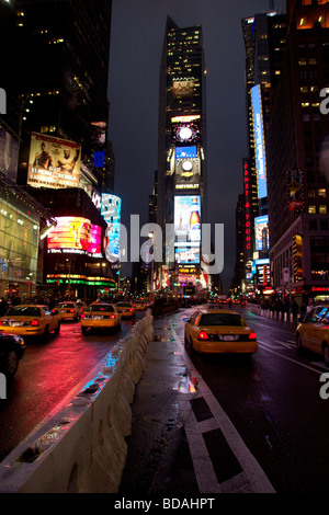 Nouvelle approche Yorks fameux yellow cab Times Square, Manhattan, New York Banque D'Images