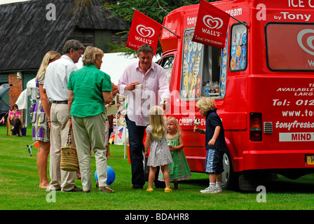 Les visiteurs à Chawton fête du Village d'acheter des glaces, Chawton, Hampshire UK. 08.08.2009 Banque D'Images