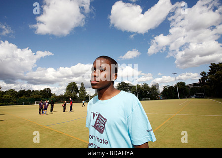 L'artiste numéro un de la promotion de Tinchy Stryder projet jeunesse dans Kennington, Londres. Banque D'Images