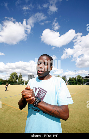 L'artiste numéro un projet jeunesse Tinchy Stryder promeut dans Kennington, Londres Banque D'Images